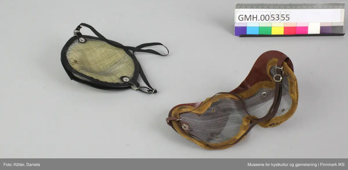 Åndevernet består av to nærmest runde gitter av metall med plastbeskyttede kanter. Disse kan forbindes med to trykknapper. Mellom disse gitter befinner det seg en tynn skumgummi som filter. I tillegg finnes det en lengdejusterbart gummistrikk.
Vernebrilla er laget av to lag med gjennomsiktig plast med en vevd metallgitter i mellom. Kanten er skumgummibelagt. Skumgummien er svært degradert og går i oppløsning. På overkanten er det festet en slags beskyttelse av brun kunstskinn son er påsydd i midten og som har en trykknapp på hver side. Også her finnes det en lengdejusterbart gummistrikk.