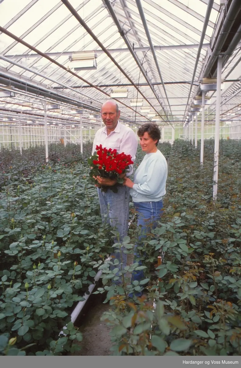 Portrett, kvinne og mann med blomar