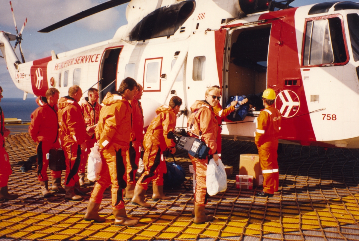 Draugen er akkurat plassert på feltet og de heldige som har fått være ombord under utslepet blir nå hentet av helikopter, og flydd tilbake til land.