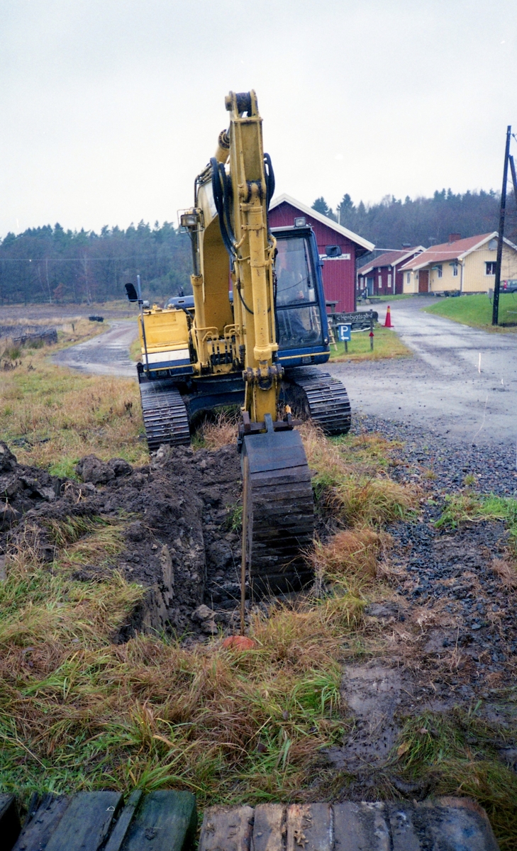 Stefan Johansson från Labacka grävmaskin, kör grävmaskin och anlägger kommunalt vatten till Långåker Hembygdsgård i november 2009.