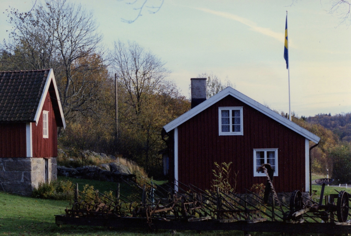 Hembygdsgården Långåker 1:3, cirka 1980 - 1985. Till vänster ses källarvinden.