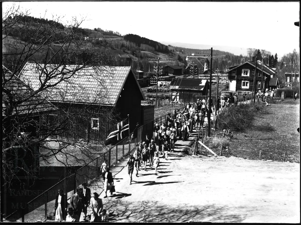 17. mai 1946 Jaren sentrum. 17. mai tog på veg sørover.