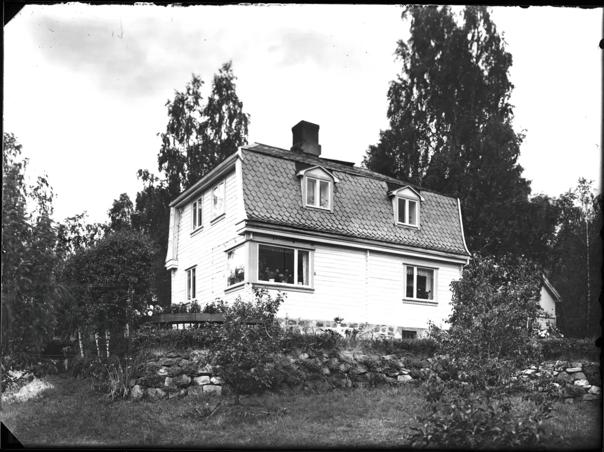 Et stort bolighus med hage, sett fra forskjellige vinkler.