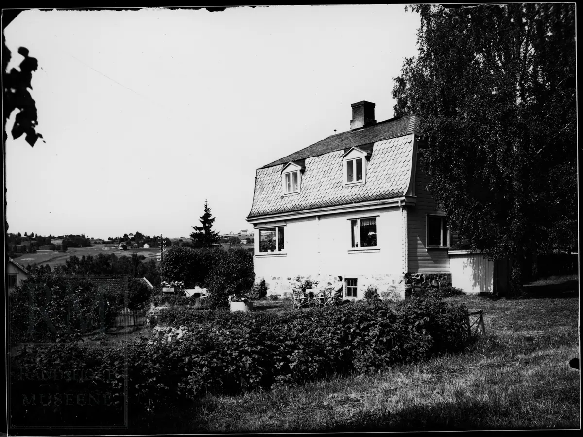 Et stort bolighus med hage, sett fra forskjellige vinkler.