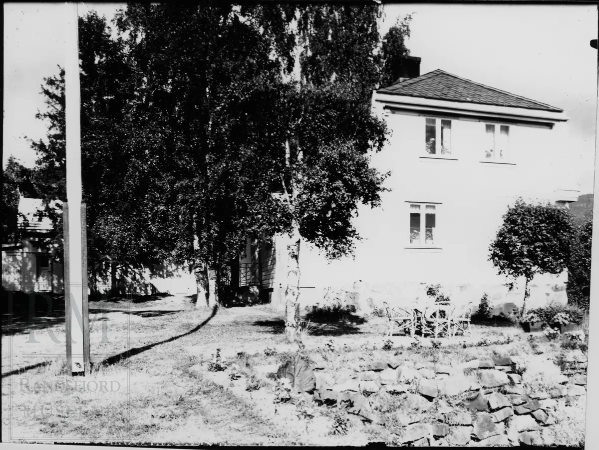 Et stort bolighus med hage, sett fra forskjellige vinkler.