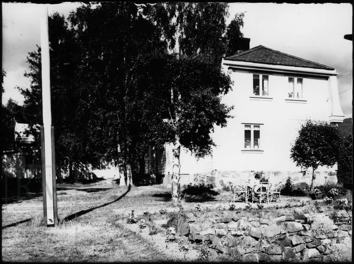 Et stort bolighus med hage, sett fra forskjellige vinkler.
