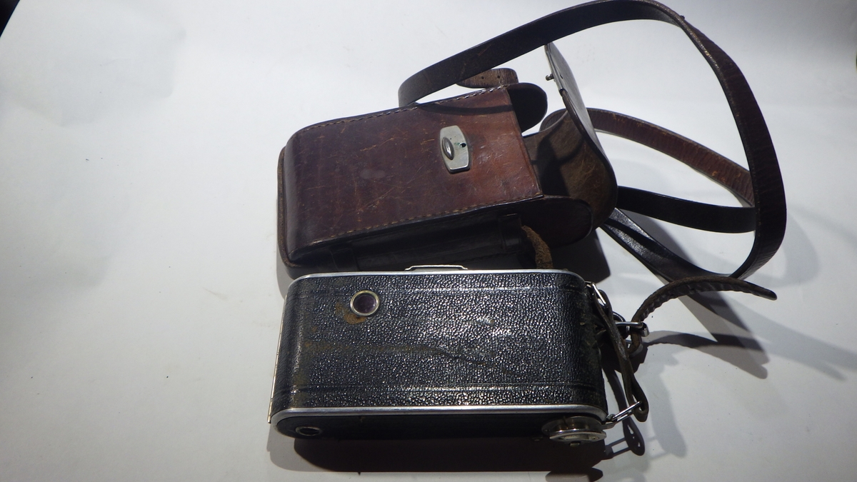 HH.1972-0395 A= Fotografiapparat
HH.1972-0395 B= Veske