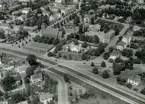 Flygfoto över Nybro centrum, Paradiset. Nybro kyrka och järnväg.