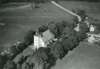 Flygfoto över kyrkan i Odensvi.