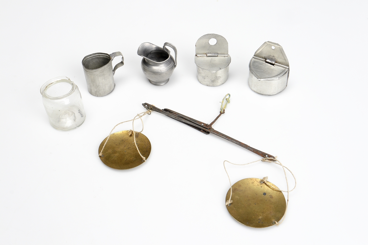 Dockskåp med tillhörande dockmöbler och övriga inventarier. Docksskåpet består av två skåpsdelar. Det övre skåpet är ådringsmålat och har glasdörrar (munblåst glas). Innanför glasdörrarna finns tre möblerade rum. Det nedre skåpet, i betsad furu, har glasdörr (munblåst glas) och därunder en låda. Skåpsdelen består av ett möblerat kök med sovrumsvrå.

Inskrivet i huvudkatalog 1937.