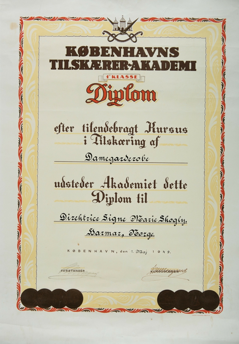 Diplom fra Københavns tilskærer-akademi, 1 mai 1949. Gitt til Signe Marie Skogly for fullført kurs i tilskjæring av damegarderobe.