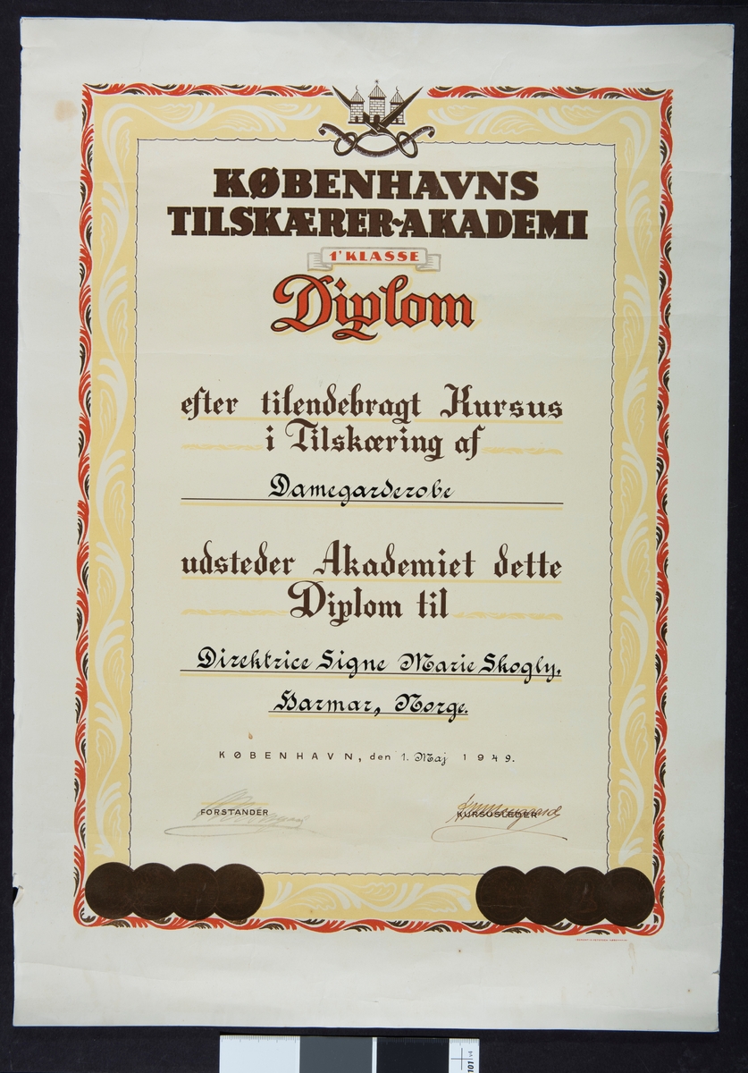 Diplom fra Københavns tilskærer-akademi, 1 mai 1949. Gitt til Signe Marie Skogly for fullført kurs i tilskjæring av damegarderobe.