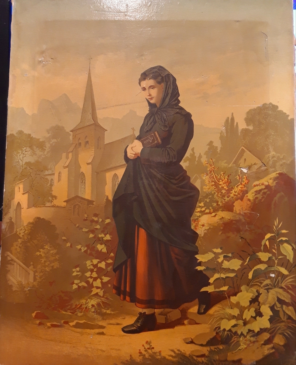 Vandrende kvinne med bibel i hånda. Kirke i bakgrunnen, og fjellandskap.