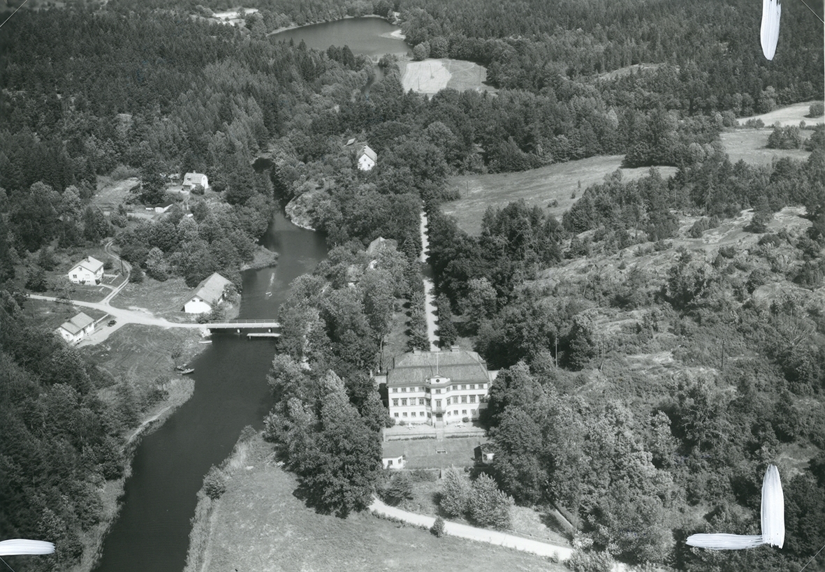 Flygfoto över Helgerums slott. Avsett som vykort. Visas här utan och med fotografens beskärning.