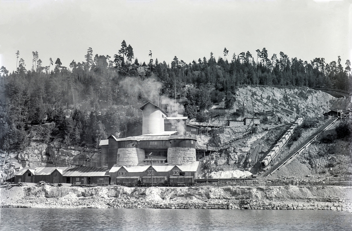 Ringsaker, Furnes, Jessnes, Furuberget, Steens kalksteinsbrudd ble etablert i 1889, Steens Kalkbrenneri, sprengt kalkfjell, steinbrudd, jernbanespor, jernbanevogner, kalkovner,