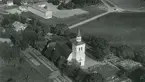 Flygfoto över Åby kyrka.