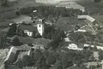 Flygfoto över Mörlunda kyrka och skolan.