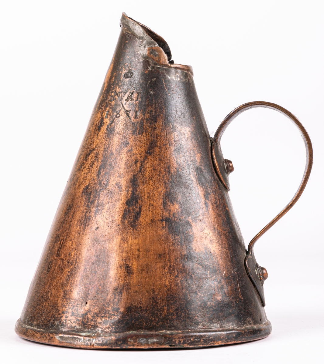 Brännvinsmått  av koppar, med ett handtag, 10KT, krönt flera gånger.