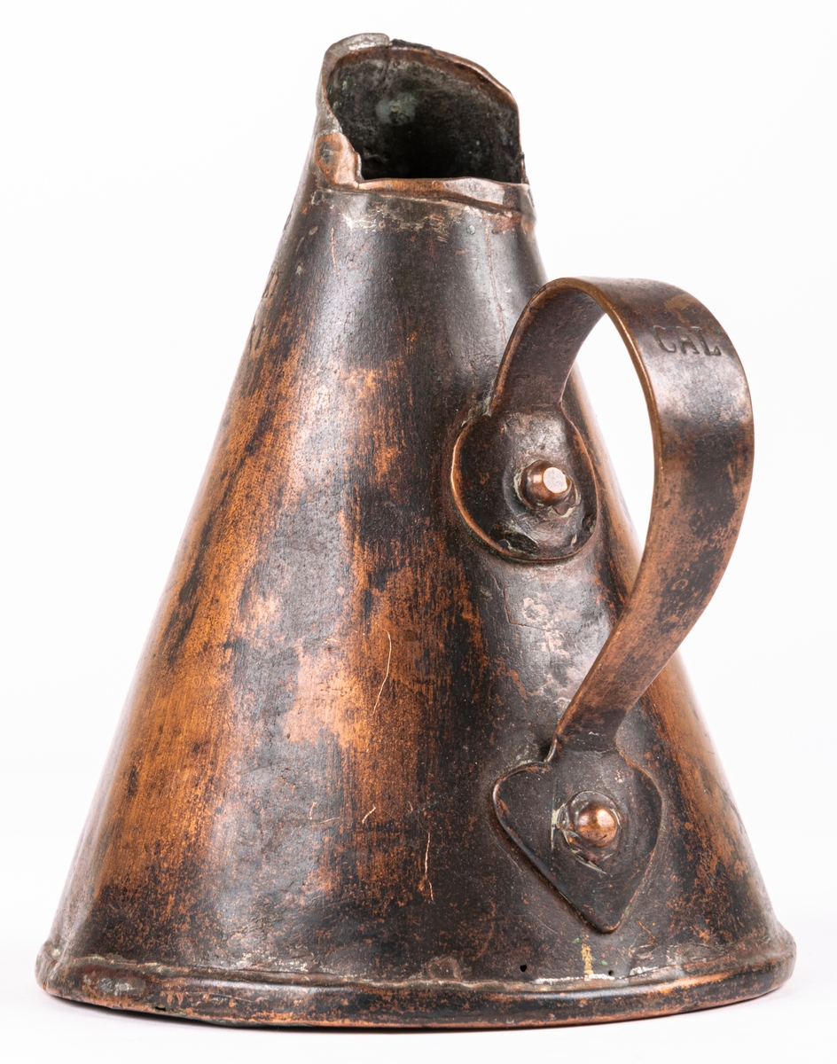 Brännvinsmått  av koppar, med ett handtag, 10KT, krönt flera gånger.