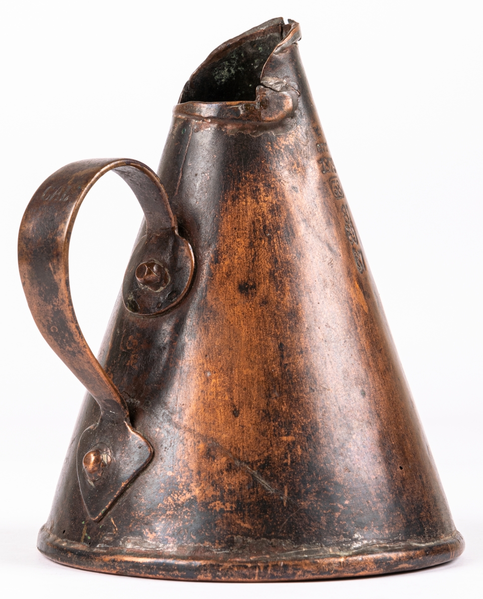 Brännvinsmått  av koppar, med ett handtag, 10KT, krönt flera gånger.