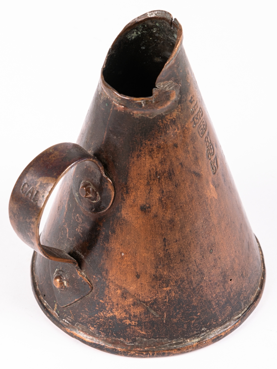 Brännvinsmått  av koppar, med ett handtag, 10KT, krönt flera gånger.