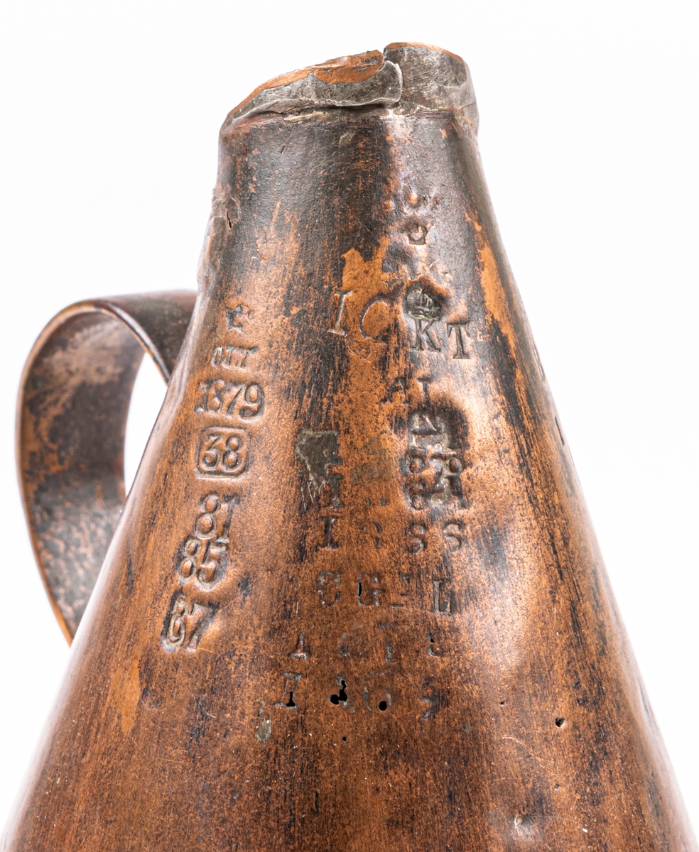 Brännvinsmått  av koppar, med ett handtag, 10KT, krönt flera gånger.