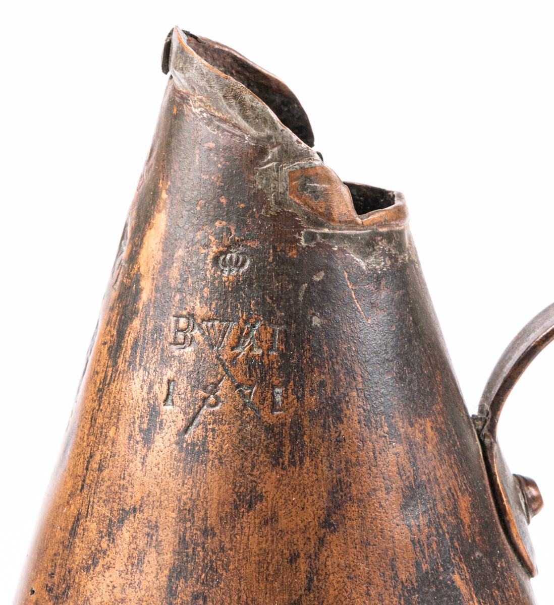 Brännvinsmått  av koppar, med ett handtag, 10KT, krönt flera gånger.