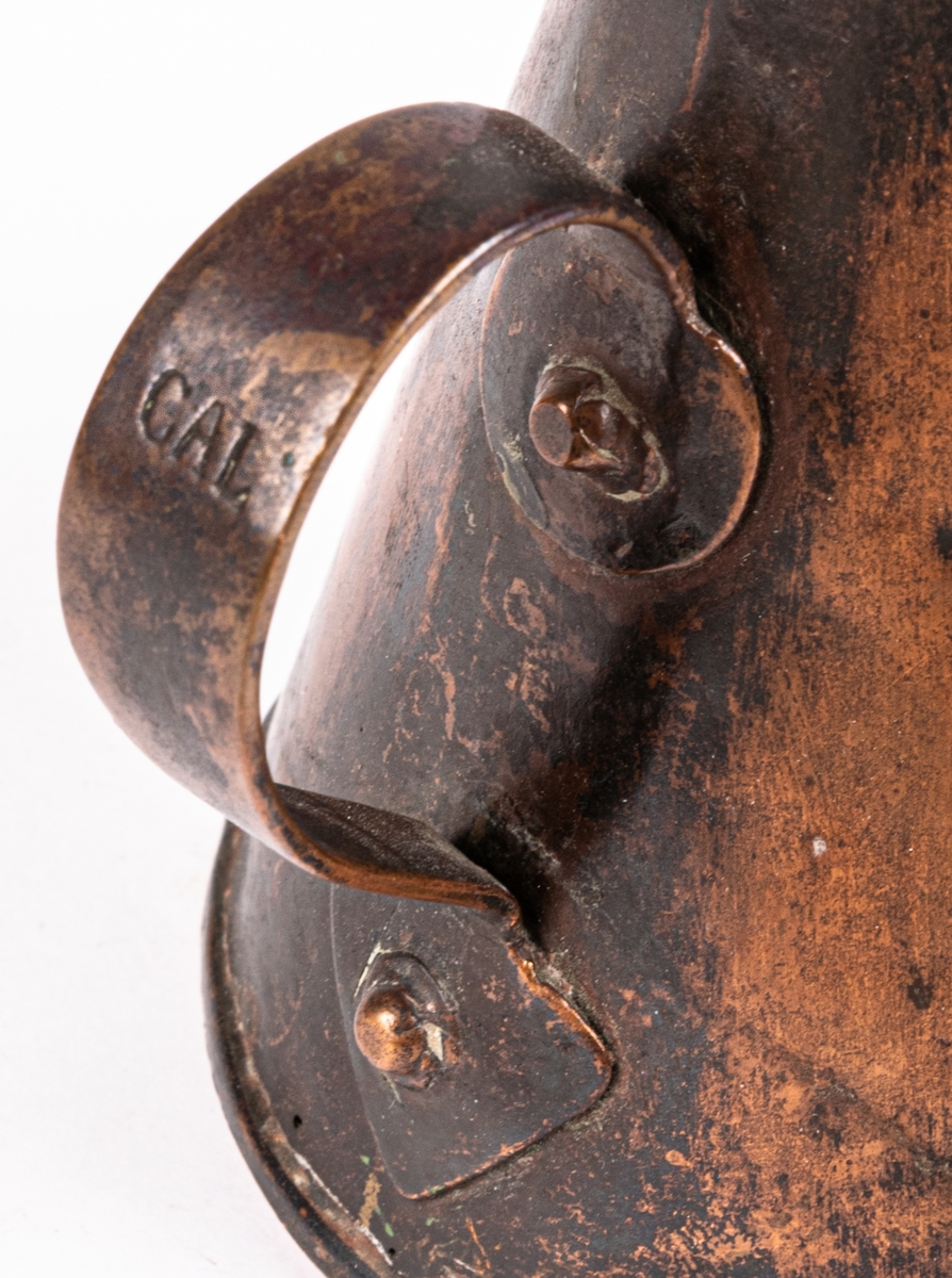 Brännvinsmått  av koppar, med ett handtag, 10KT, krönt flera gånger.