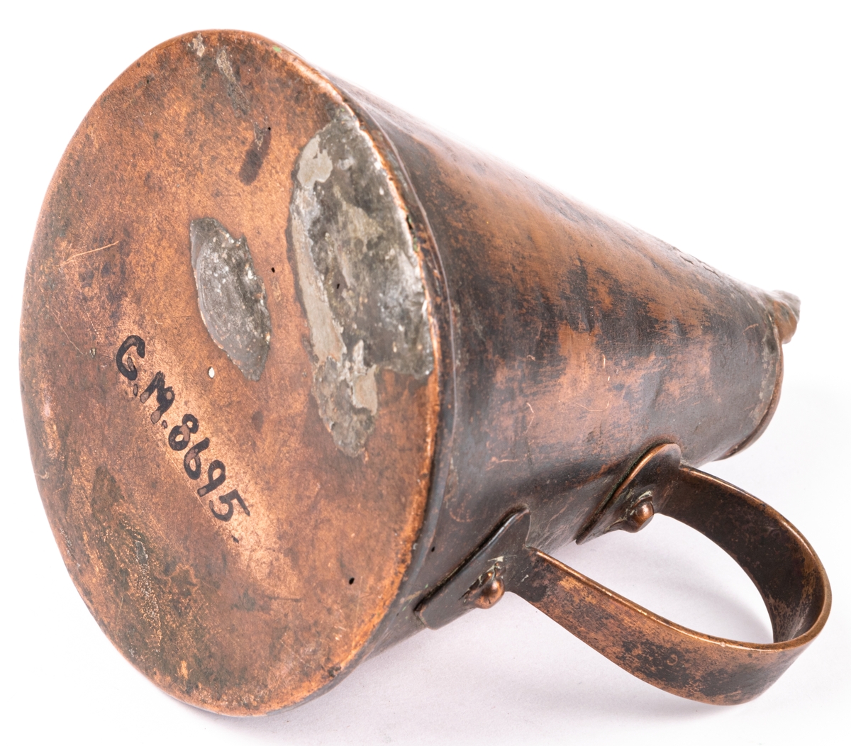 Brännvinsmått  av koppar, med ett handtag, 10KT, krönt flera gånger.