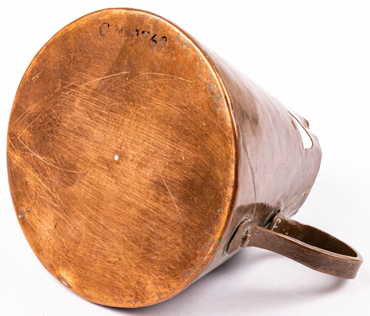 Brännvinsmått av koppar, konisk form, ett handtag. En bit bortklippt invid kröningen. Krönt 1808, LCK.