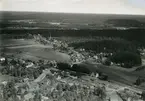 Flygfoto över Mörlunda med järnvägsstationen.