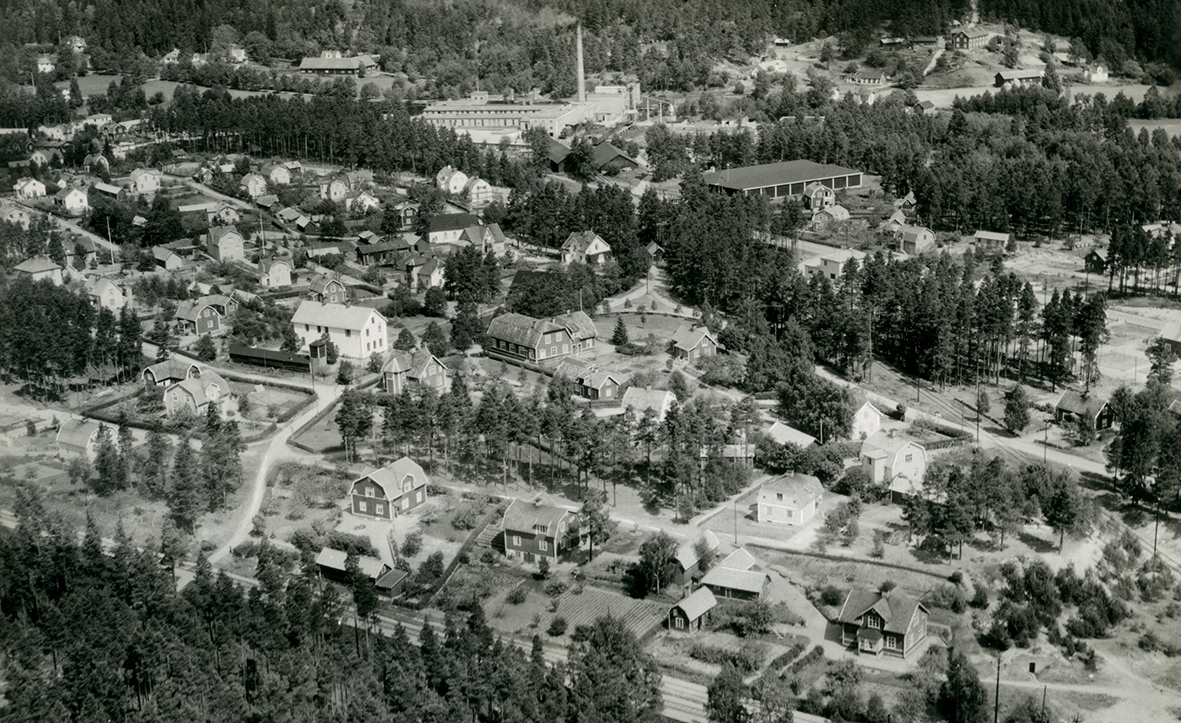 Flygfoto över Silverdalen. Bilden visas obeskuren och beskuren till vykort.