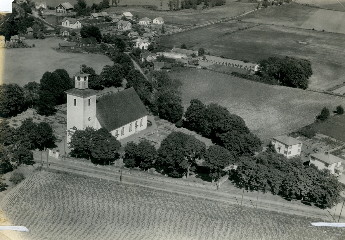 Flygfoto över kyrkan i Rockneby. Bilden visas obeskuren och beskuren till vykort.