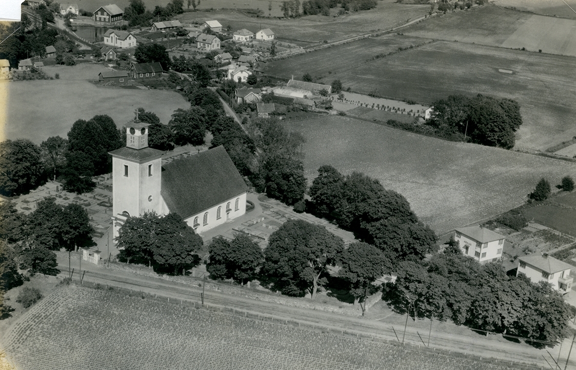 Flygfoto över kyrkan i Rockneby. Bilden visas obeskuren och beskuren till vykort.