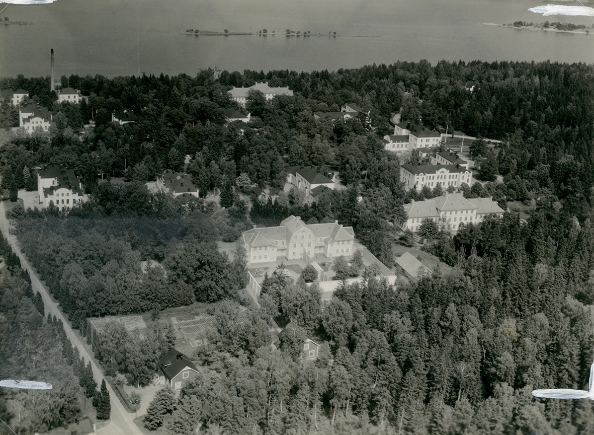 S:ta Gertruds sjukhus i Västervik. Den ena bilden visar det obeskurna fotot, det andra beskärningen till vykort.