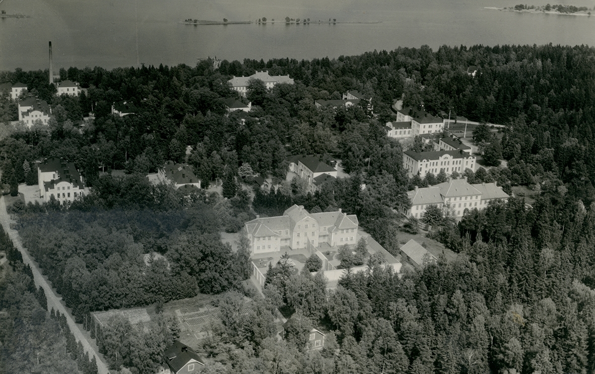 S:ta Gertruds sjukhus i Västervik. Den ena bilden visar det obeskurna fotot, det andra beskärningen till vykort.