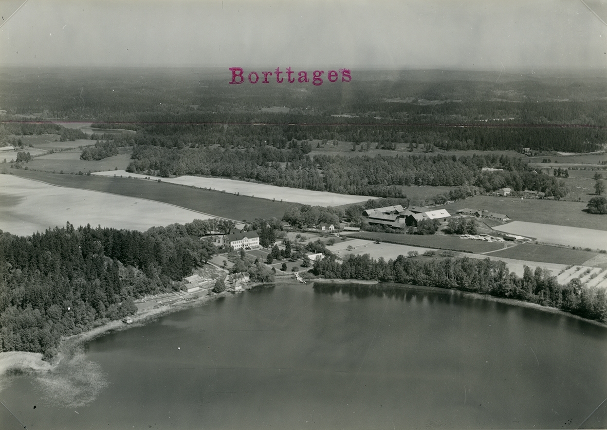 Flygfoto över Odensviholm herrgård. Vykort och obeskuren förlaga.