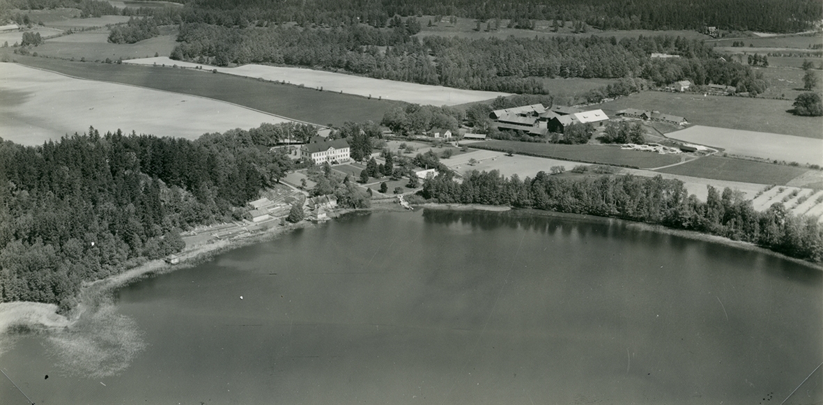 Flygfoto över Odensviholm herrgård. Vykort och obeskuren förlaga.