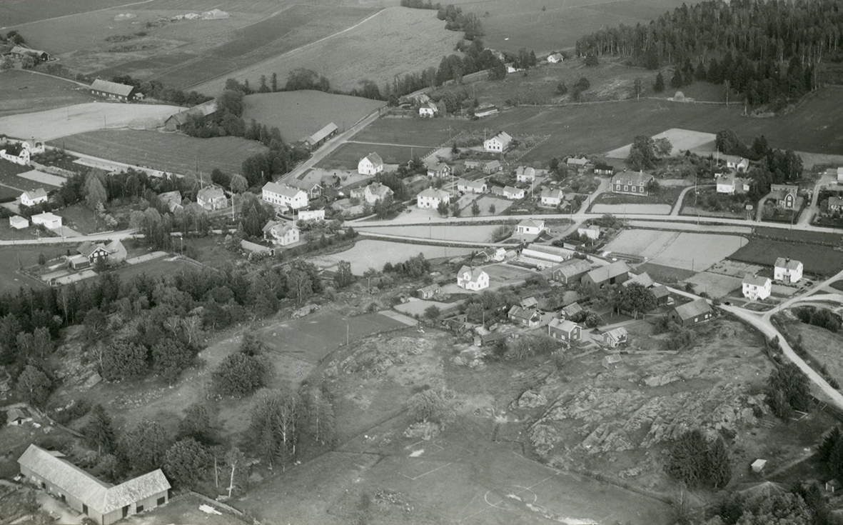 Flygfoto över Björnsholm. Hela fotot samt det vykort som producerades.