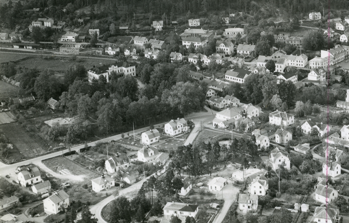 Flygfoto över Gamleby. Hela fotot samt det vykort som producerades.