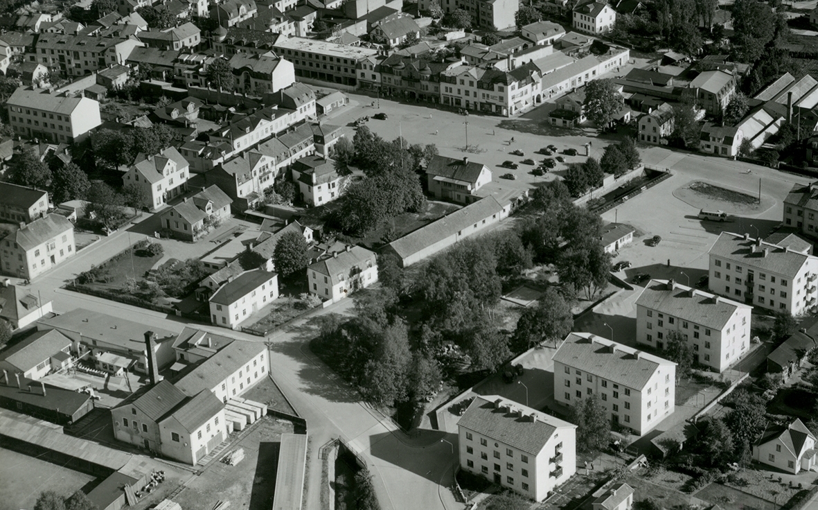 Flygfoto över Nybro. De två bilderna visar dels den obeskurna kopian, dels det beskurna vykort som blev resultatet.