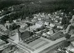 Flygfoto över kyrkan i Nybro.