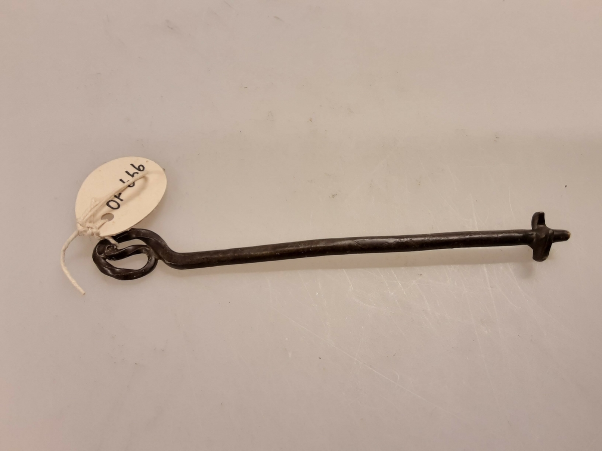 Form: To tapper på enden. 
