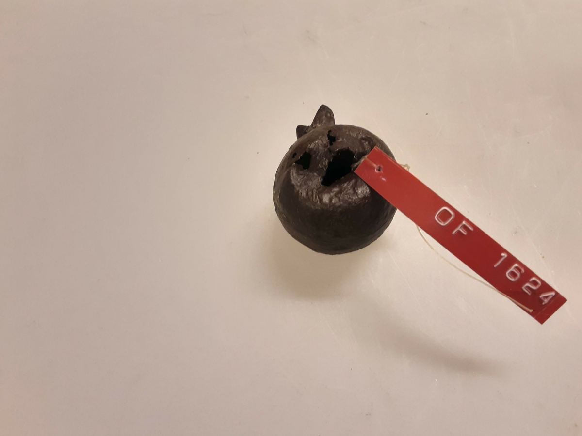 Form: Lite rundt, eiendommelig form
