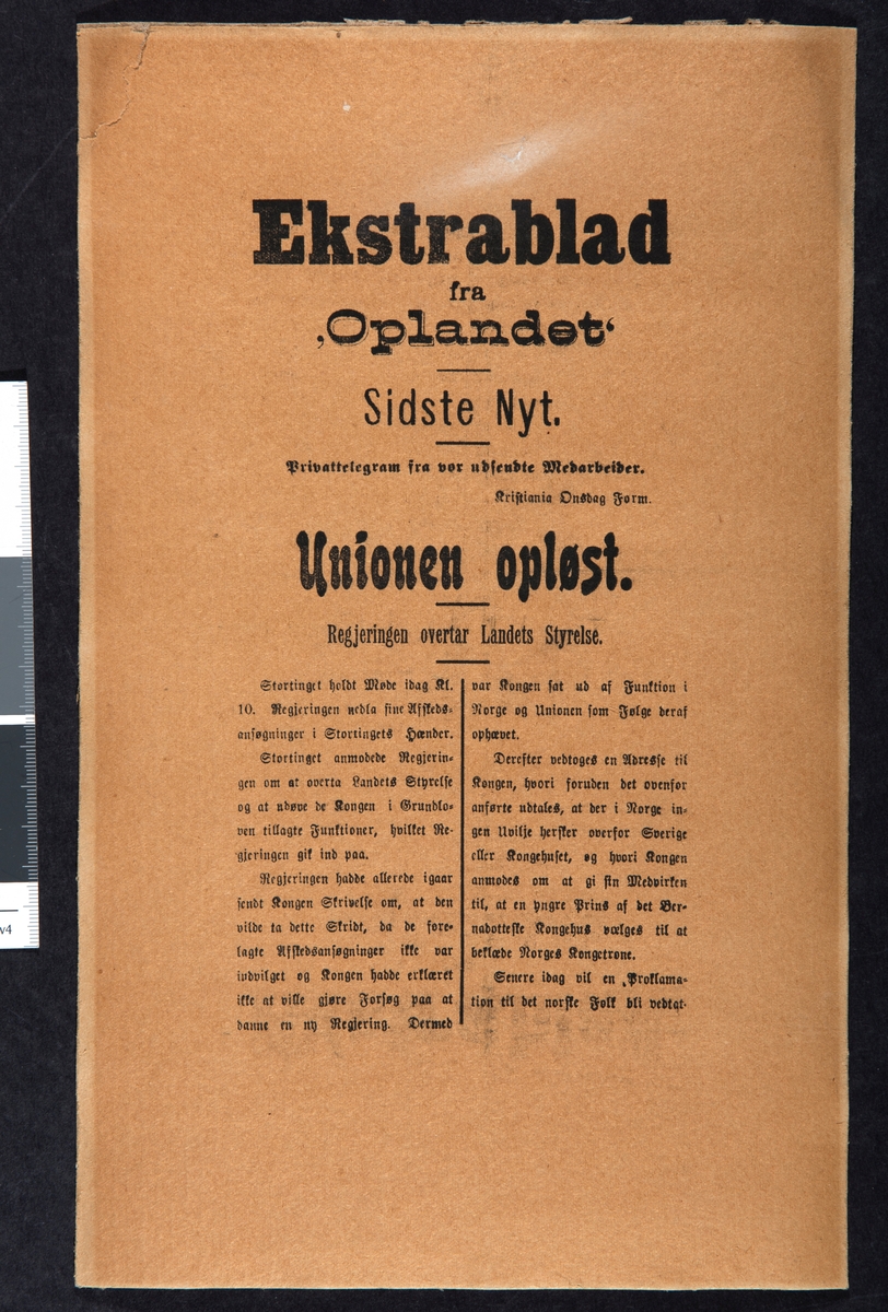 Avisutklipp limt opp på papp og rammet inn hos Olaf Jørgensen på Hamar. 
