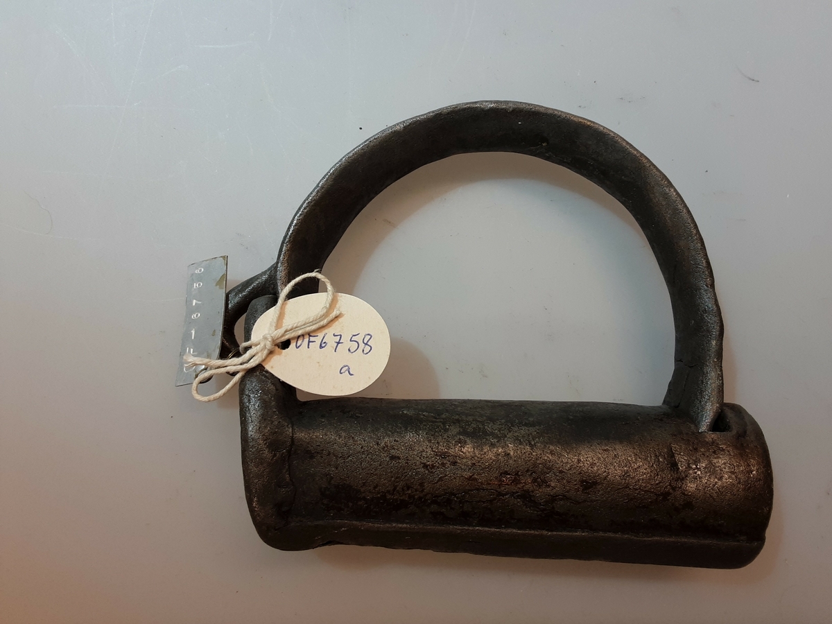 OF.6758 A = Hoppehelle.
OF.6758 B = Nøkkel.