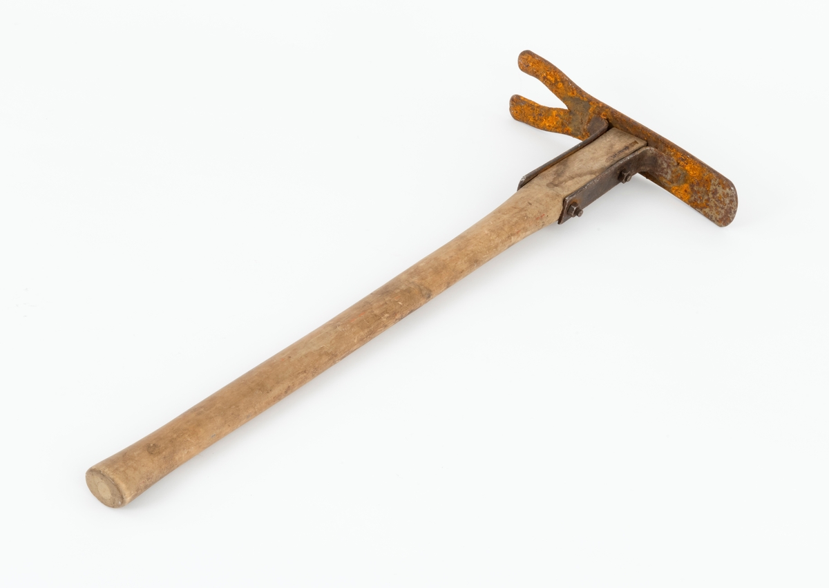 Plantehakke for skogkulturarbeid.  Redskapet består av et stålblad og et treskaft.  Bladet er lagd av 7 millimeter tjukt stål.  Det er 24,2 centimeter langt og snaut 4,5 centimeter bredt på midten.  Hakkebladet har en avrundet, butt avslutning i den ene enden, og en togreinet, V-formet avslutning i den andre.  På begge sider av hakkebladets midtpunkt er det pånaglet vinkeljern (stålskinner med vinklete endestykker) med noe ulik lengde (cirka 12,7 og 13,5 centimeter).  Mellom disse er den ene skaftenden festet ved hjelp av to gjennomgående gjengete bolter. Skaftet er lagd av hardt lauvtrevirke, sannsynligvis bjørk.  Det er 62,4 centimeter langt.  Den fremre delen er noe kon og har et tilnærmet rektangulært tverrsnitt.  Bakenfor skjeftestedet har skaftet et ovalt tverrsnitt. 

Hakka er lett og beregnet for bruk med en hånd. Dette er den hakkemodellen som ble utviklet av Elias Mork (1897-1974), som var skogforsøksleder i Det norske skogforsøksvesen, seinere professor ved Skogavdelingen på Norges landbrukshøgskole. I begge disse stillingene arbeidet Mork primært med skogkulturproblematikk.