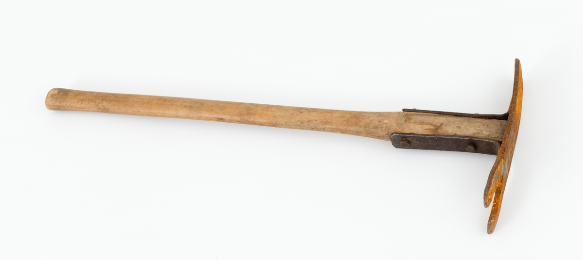 Plantehakke for skogkulturarbeid.  Redskapet består av et stålblad og et treskaft.  Bladet er lagd av 7 millimeter tjukt stål.  Det er 24,2 centimeter langt og snaut 4,5 centimeter bredt på midten.  Hakkebladet har en avrundet, butt avslutning i den ene enden, og en togreinet, V-formet avslutning i den andre.  På begge sider av hakkebladets midtpunkt er det pånaglet vinkeljern (stålskinner med vinklete endestykker) med noe ulik lengde (cirka 12,7 og 13,5 centimeter).  Mellom disse er den ene skaftenden festet ved hjelp av to gjennomgående gjengete bolter. Skaftet er lagd av hardt lauvtrevirke, sannsynligvis bjørk.  Det er 62,4 centimeter langt.  Den fremre delen er noe kon og har et tilnærmet rektangulært tverrsnitt.  Bakenfor skjeftestedet har skaftet et ovalt tverrsnitt. 

Hakka er lett og beregnet for bruk med en hånd. Dette er den hakkemodellen som ble utviklet av Elias Mork (1897-1974), som var skogforsøksleder i Det norske skogforsøksvesen, seinere professor ved Skogavdelingen på Norges landbrukshøgskole. I begge disse stillingene arbeidet Mork primært med skogkulturproblematikk.
