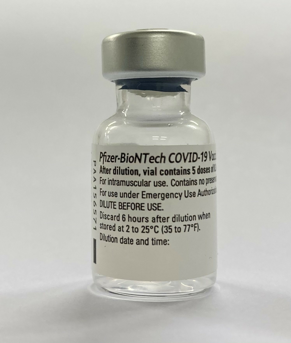 2 ml klart hetteglass, type I-glass med svart gummipropp og kanyle. Vaksinen er en hvit til off-white dispersjon i et multidosehetteglass. Hetteglasset er tomt. Injeksjonskanyle med skrått avskåret egg.