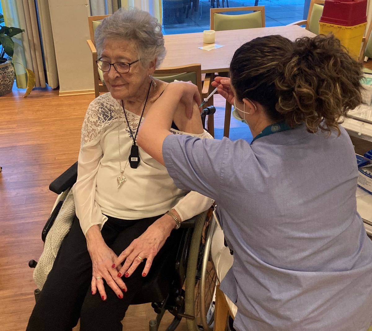 2 ml klart hetteglass, type I-glass med svart gummipropp og kanyle. Vaksinen er en hvit til off-white dispersjon i et multidosehetteglass. Hetteglasset er tomt. Injeksjonskanyle med skrått avskåret egg.